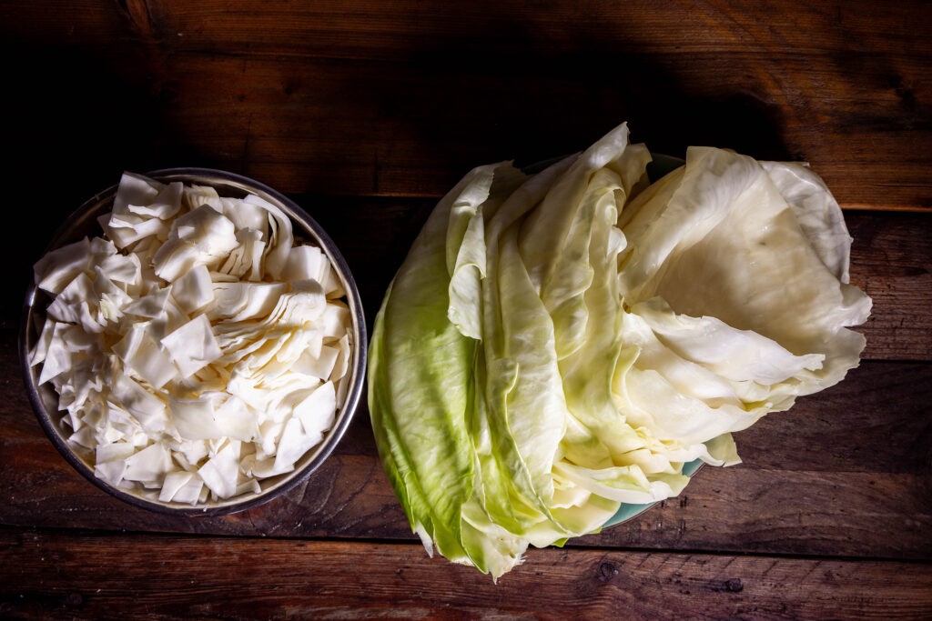 Blanchierte Kohlblätter und gewürfelter Kohl.