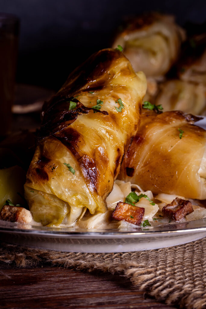 Vegane Kohlrouladen - zwei Stück auf einem Teller