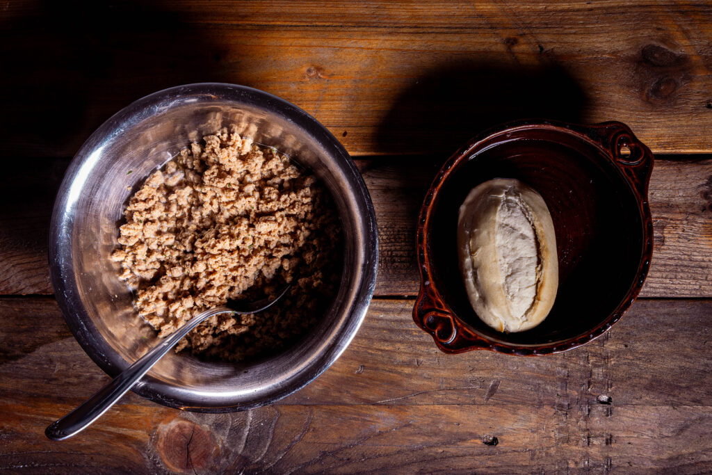 Sojagranulat weich in Brühe ein und ein Brötchen in Wasser.