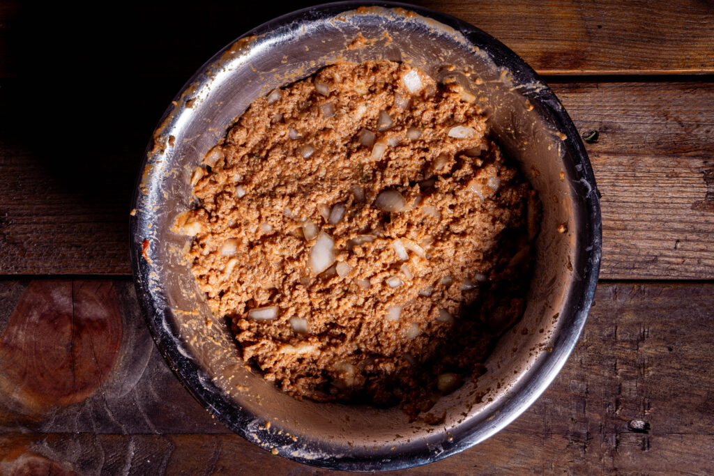 Vegane, rohe Hackfüllung in einer Schale.