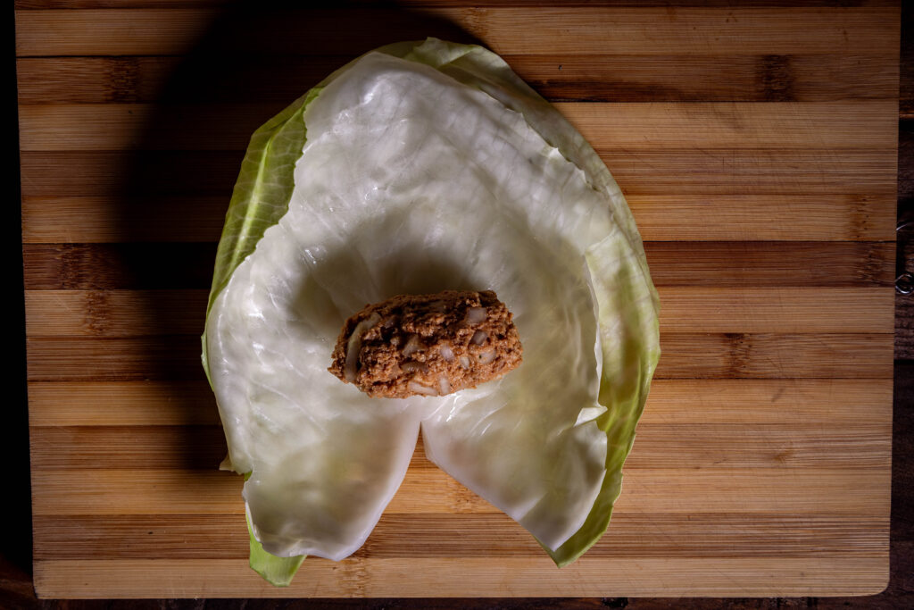 Vegane Kohlrouladen werden gefüllt und gerollt.