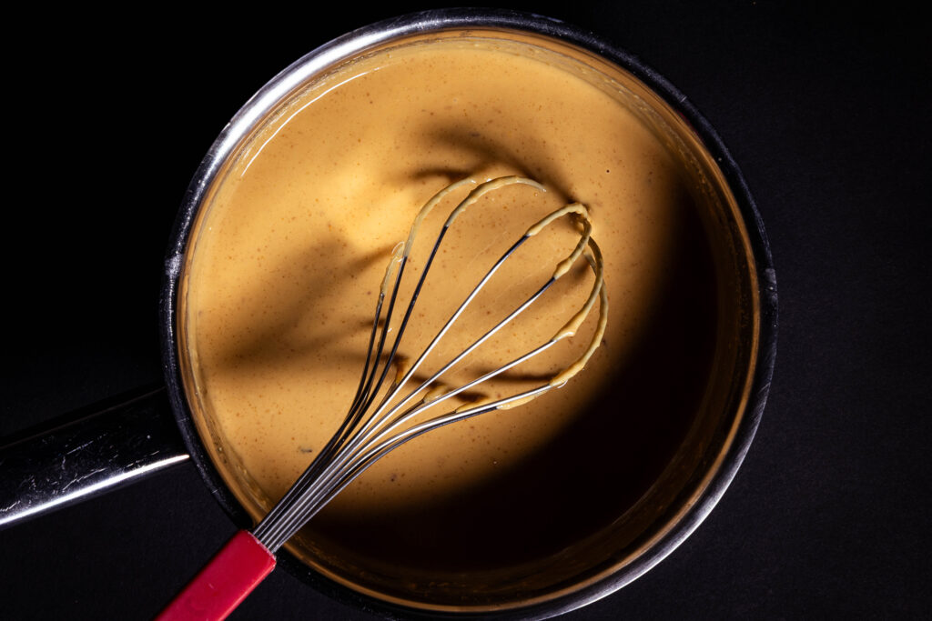Erdnusssauce wird angerührt.