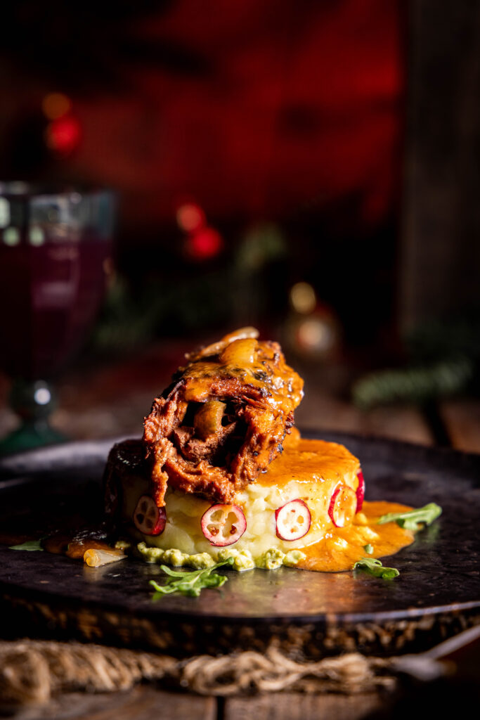 Vegane Rouladen mit Bratensauce auf Kartoffelpüree