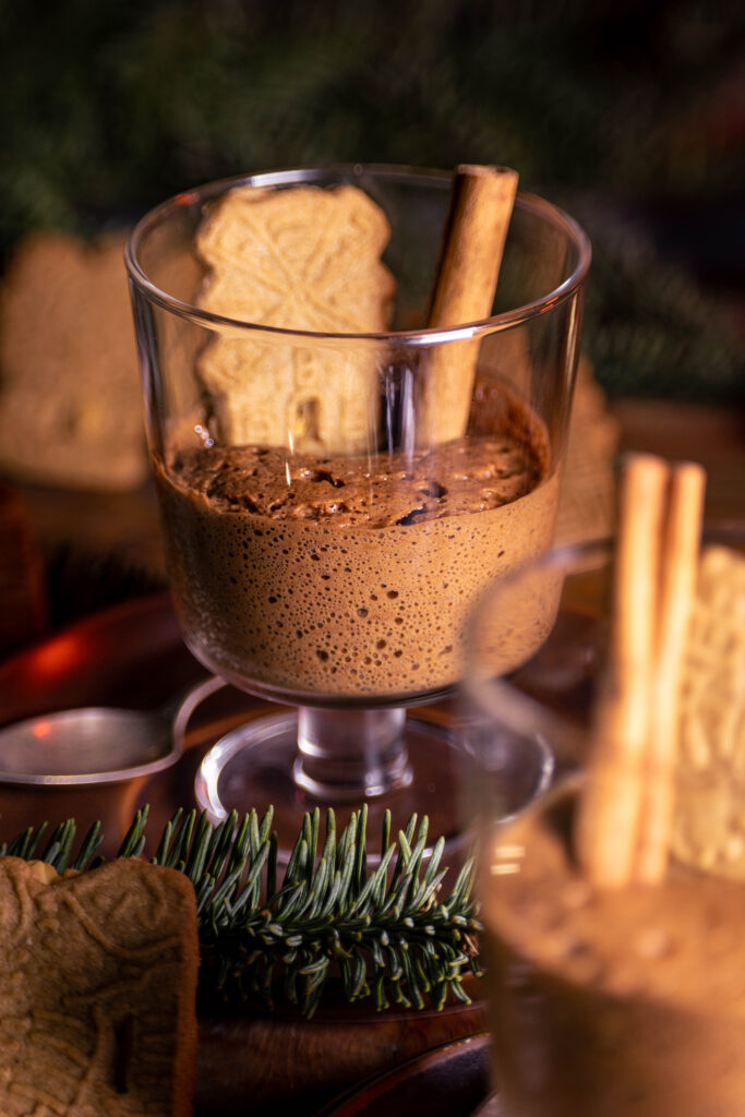 Spekulatius-Mousse in Dessertgläsern, dekoriert mit Zimtstange und einem Spekulatiuskeks