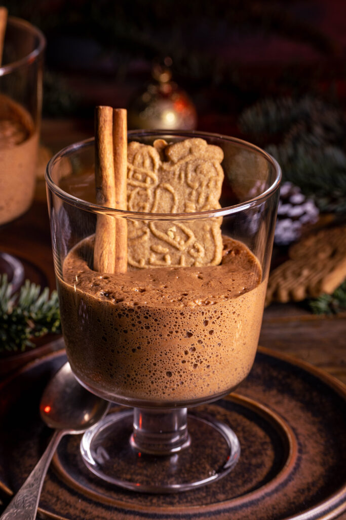 Spekulatius-Mousse in einem Dessertglas, dekoriert mit Zimtstange und einem Spekulatiuskeks.