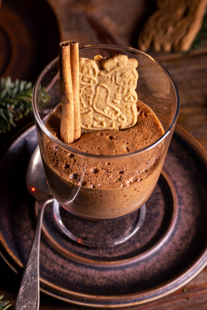 Spekulatius-Mousse in einem Dessertglas, dekoriert mit Zimtstange und einem Spekulatiuskeks.
