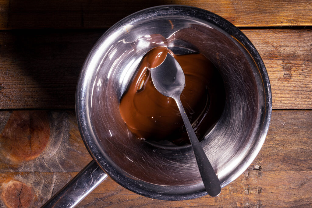 Geschmolzene Schokolade in einer Schale.