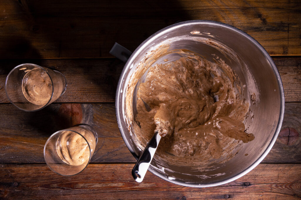 Spekulatius-Mousse wird auf Dessertgläser verteilt.
