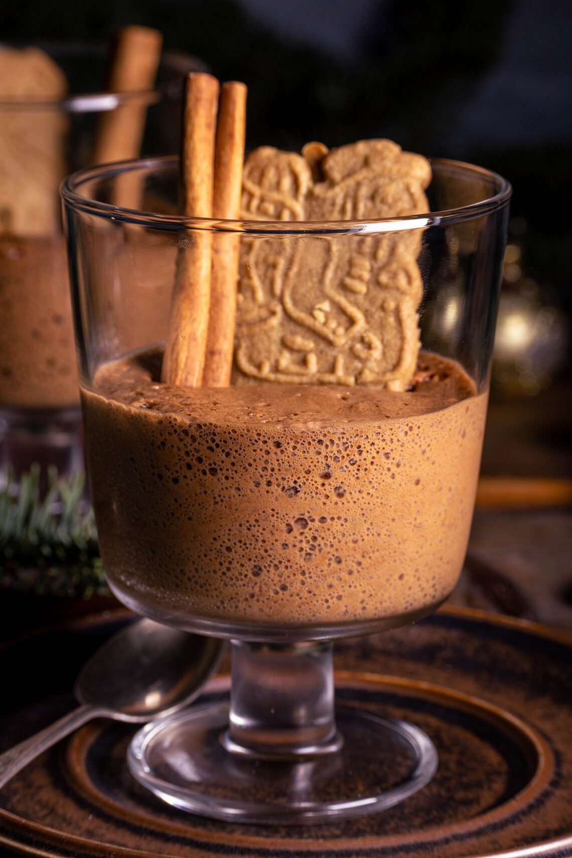 Spekulatius-Mousse in einem Glas, dekoriert mit Zimtstange und einem Spekulatiuskeks