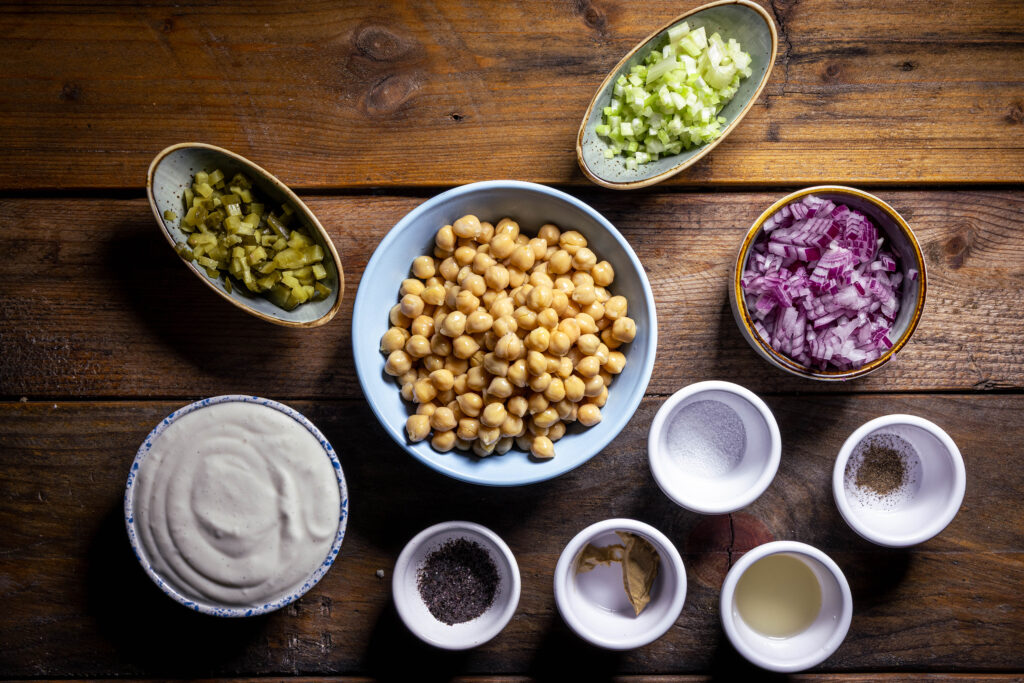 Alle Zutaten für veganen Thunfischsalat.