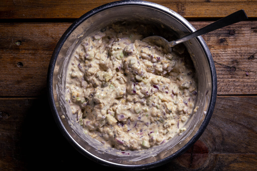 Veganer Thunfischsalat, frisch angerührt.