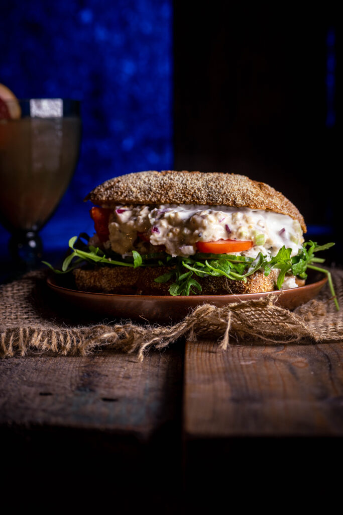 Veganer Thunfischsalat auf einem Brötchen.