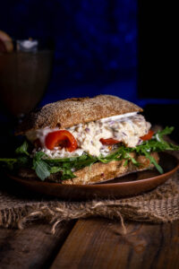 Kein-Thunfischsalat, veganer Thunfischsalat auf einem Brötchen