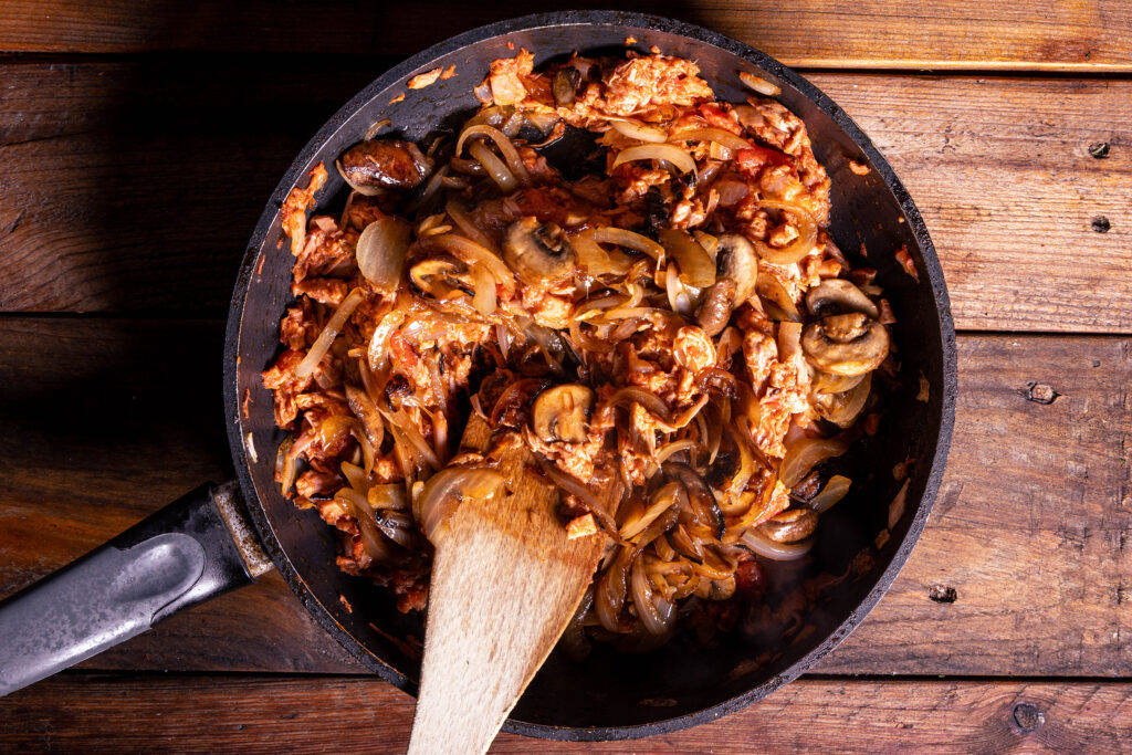 Jackfruit-Pilz-Ragout gart in einer Pfanne.