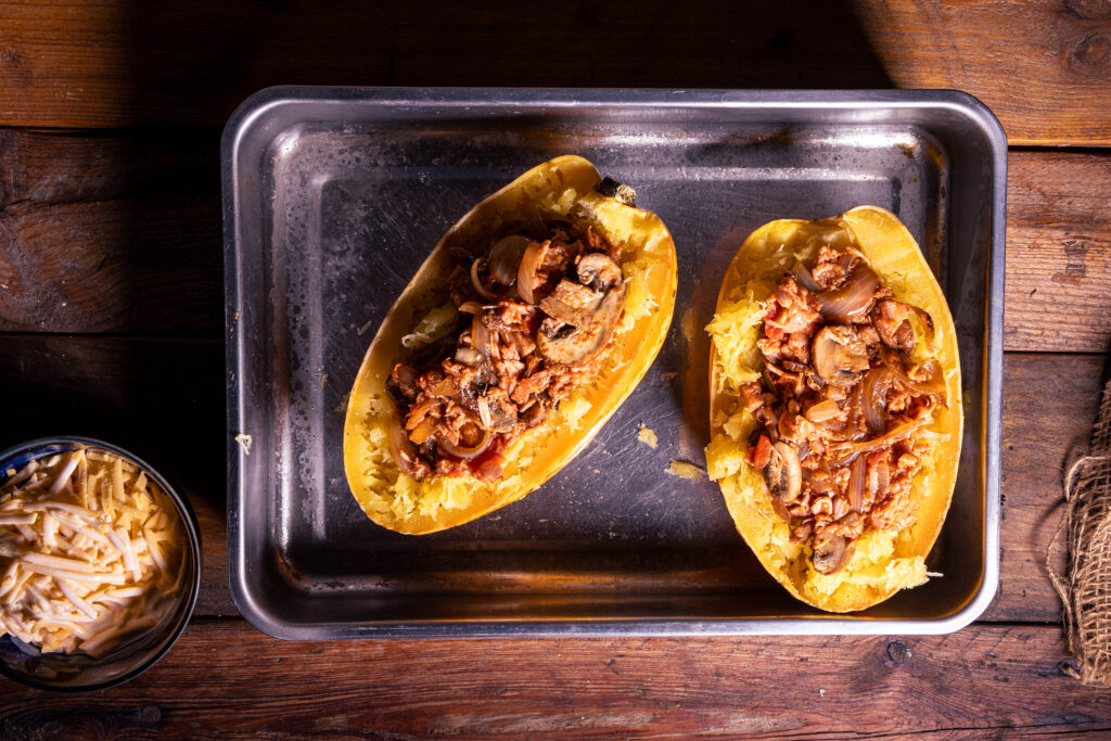 Kürbis wird mit Pulled-Jackfruit-Ragout gefüllt.