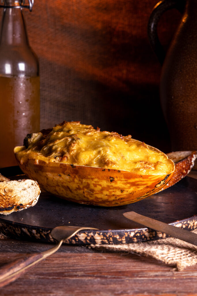 Überbackener Spaghettikürbis mit Pulled-Jackfruit-Pilz-Ragout