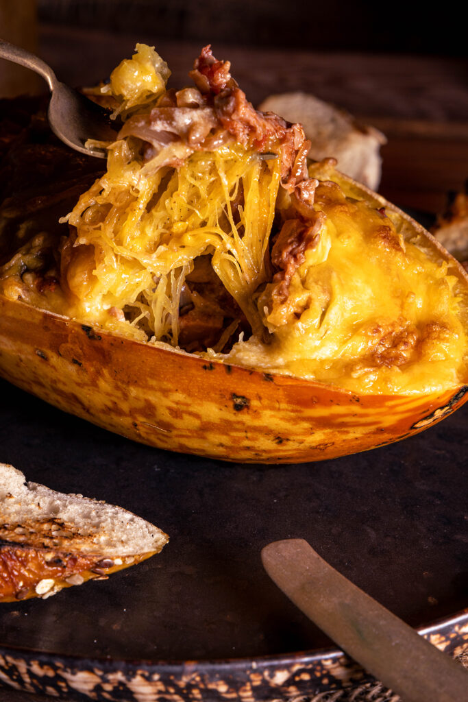 Überbackener Spaghettikürbis mit Pulled-Jackfruit-Pilz-Ragout