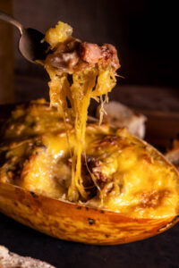 Überbackener Spaghettikürbis mit Pulled-Jackfruit-Pilz-Ragout