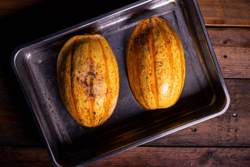 Zweit Kürbishälften in einer Auflaufform