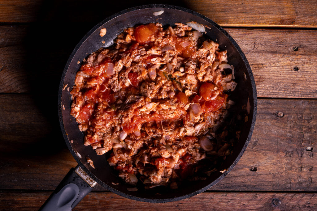 Jackfruit-Ragout in einer Pfanne.
