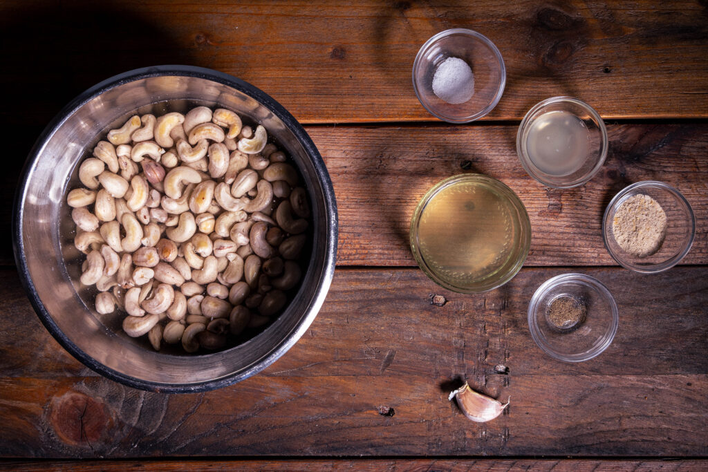 Alle Zutaten für den veganen Frischkäse auf Cashewbasis.