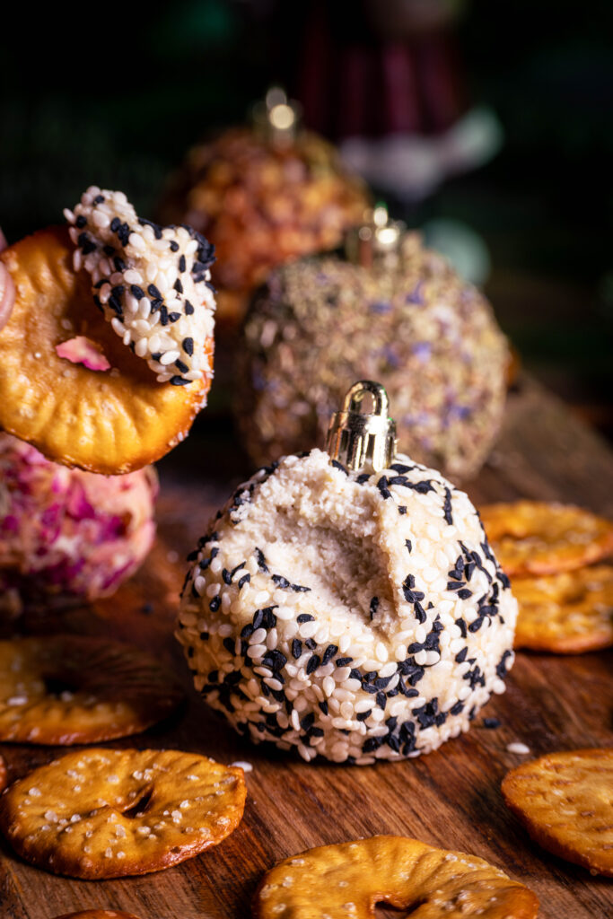 Vegane Frischkäsebällchen als dekorative Weihnachtskugeln