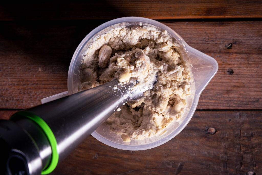 Eine vegane Cashewkäsemasse wird püriert.