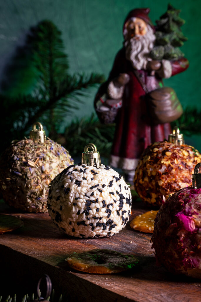 Vegane Frischkäsebällchen als dekorative Weihnachtskugeln