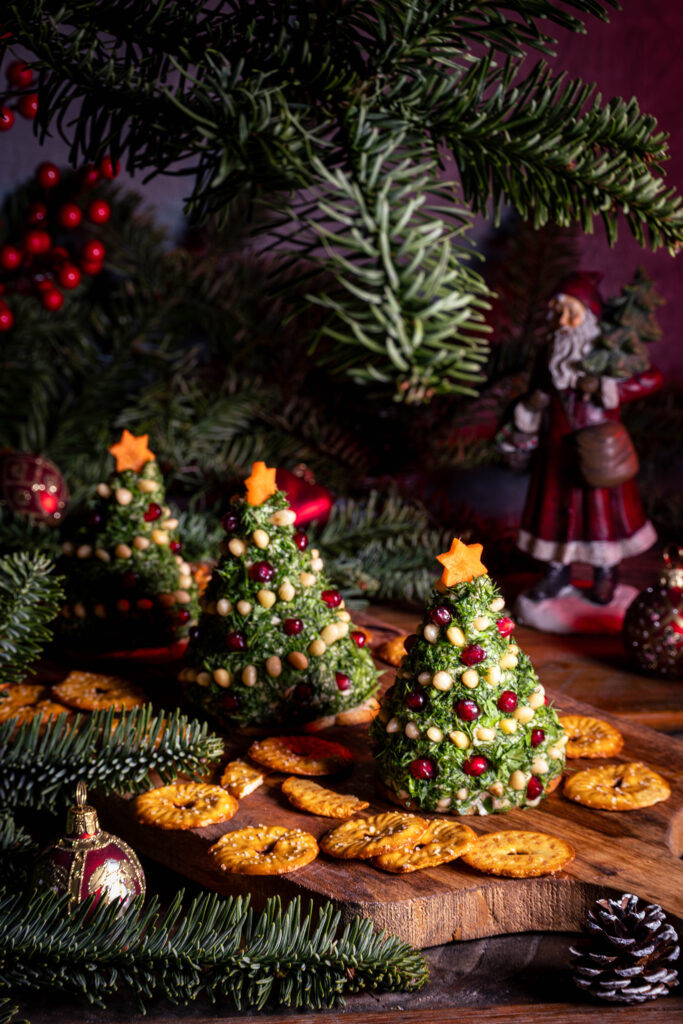 Vrischkäse-Weihnachtsbäumchen auf einem weihnachtlich gedeckten Tisch.