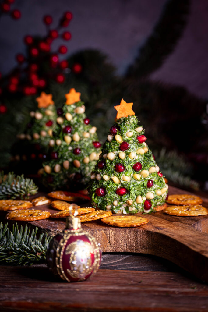 Vrischkäse-Weihnachtsbäumchen auf einem weihnachtlich gedeckten Tisch.