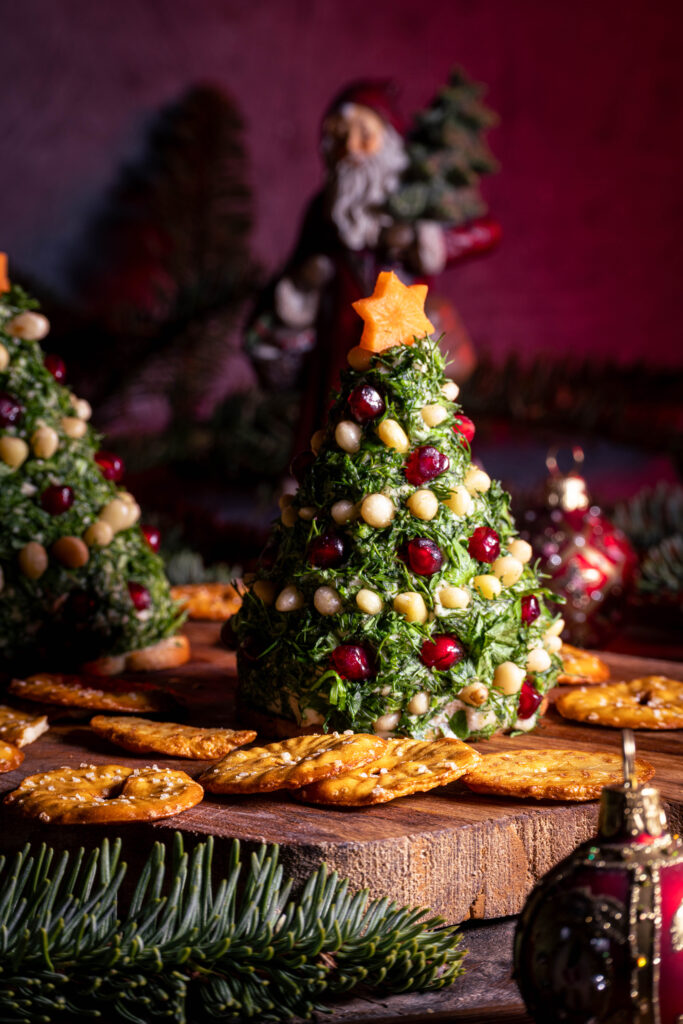 Vrischkäse-Weihnachtsbaum. Aus selbstgemachtem, veganen Frischkäse. Geschmackvoll garniert mit frischem Kräutern, Pinienkernen und Granatapfelkernen.
