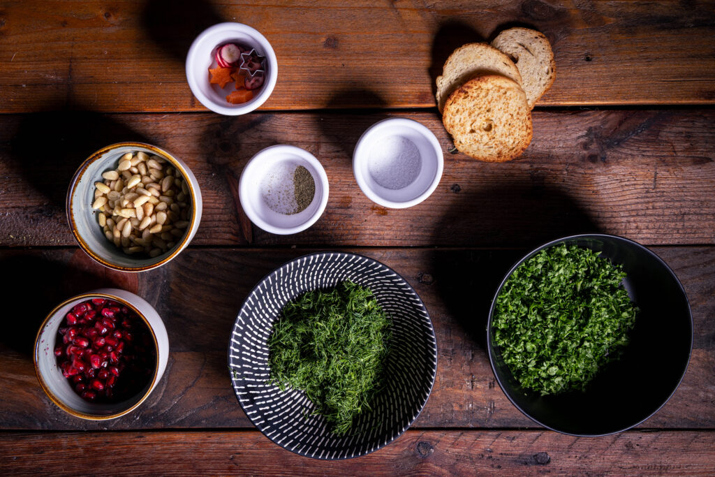 Alle Zutaten für den Kräutermantel und das Weihnachtsbaumdekor.