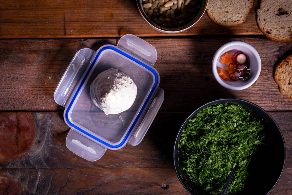 Ein Kegel aus veganem Frischkäse und weitere Zutaten.