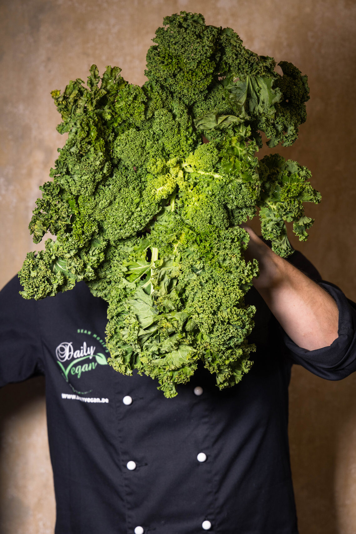 Sean Moxie mit frischem Grünkohl vor dem Gesicht