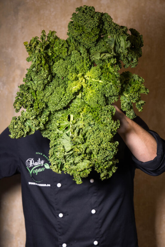 Sean Moxie mit frischem Grünkohl vor dem Gesicht