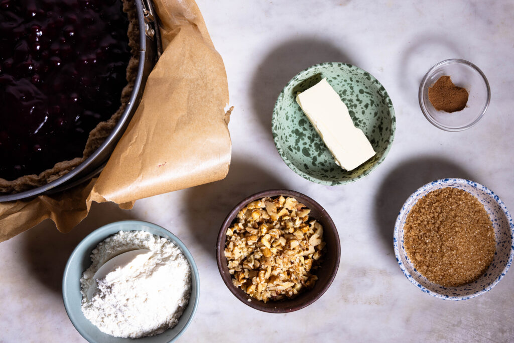 Alle Zutaten für die Walnussstreusel.