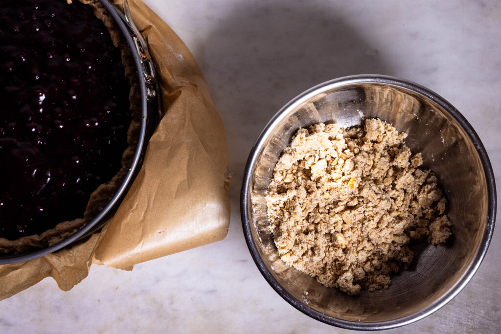 Vegane Walnussstreusel in einer Schüssel.