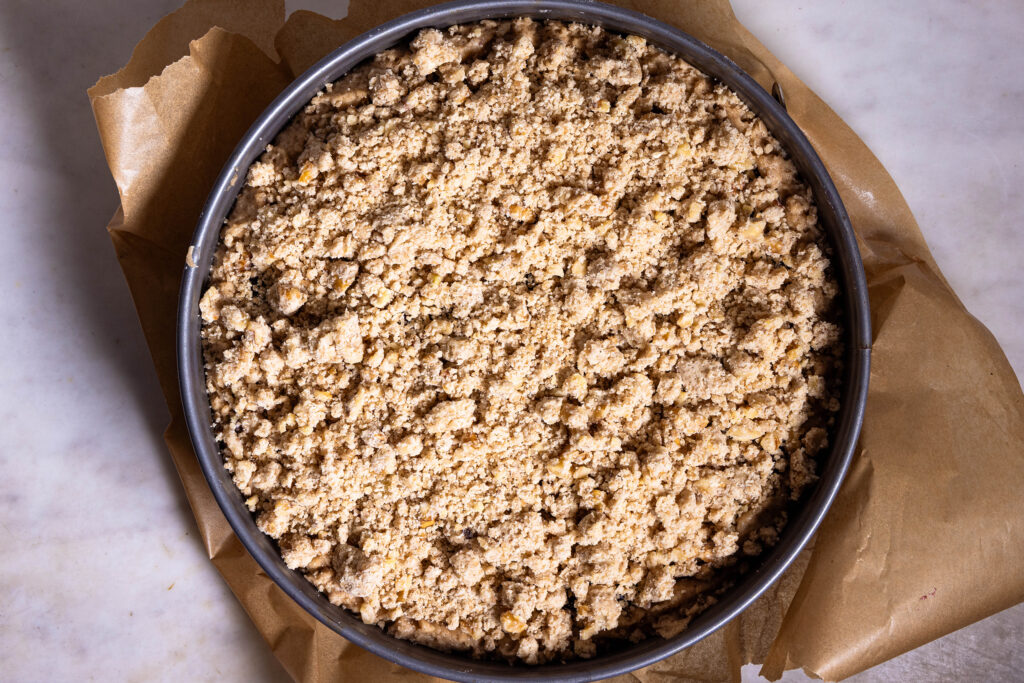 Streusel, verteilt auf einem Kuchen.