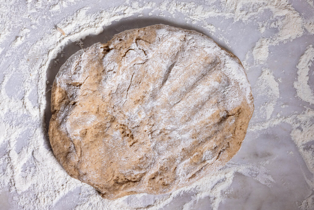 Ein Teig auf bemehlter Arbeitsfläche.