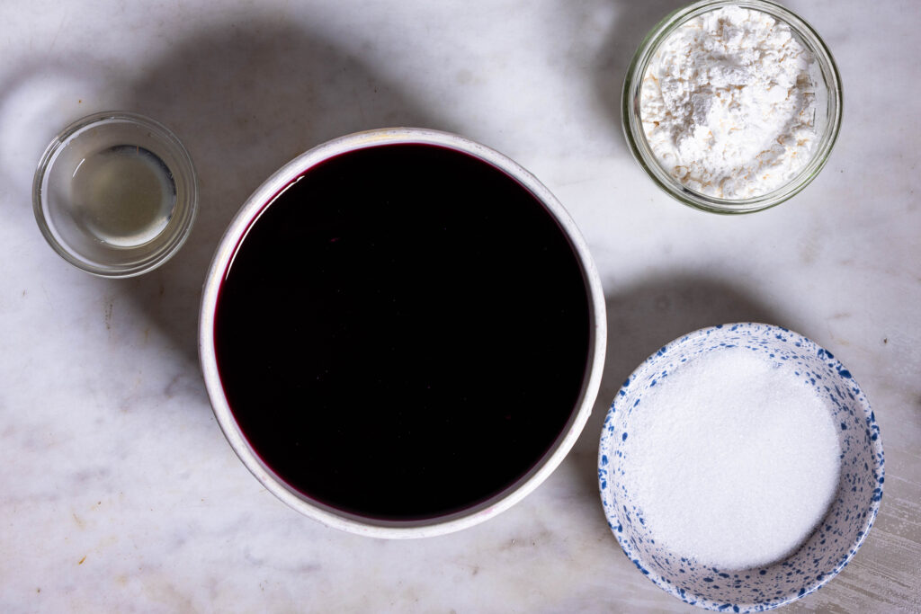 Alle Zutaten für die Blaubeerfüllung.