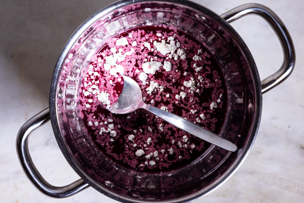 Bleubeerfüllung wird in einem Kochtopf angerührt.