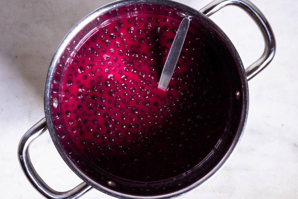 EIne Blaubeerfüllung wird in einem Kochtopf zubereitet.