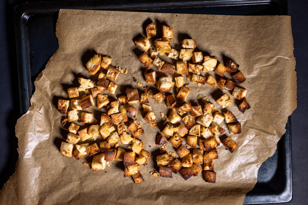 Geröstete Croutons auf einem Backblech.