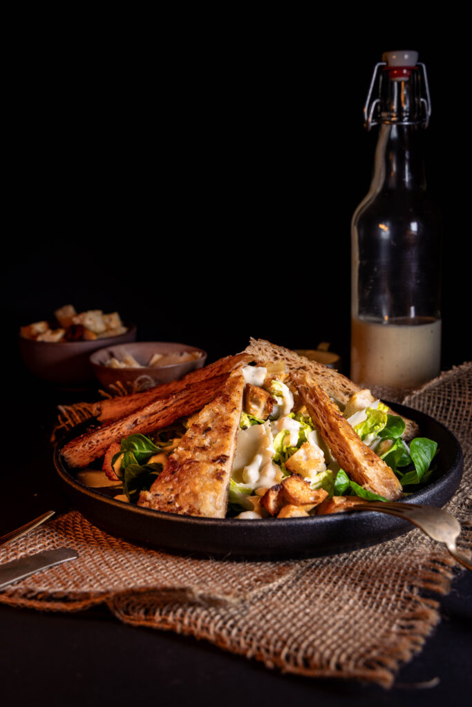 Veganer Caesar Salat - mit Chicken Strips & Caesar Dressing