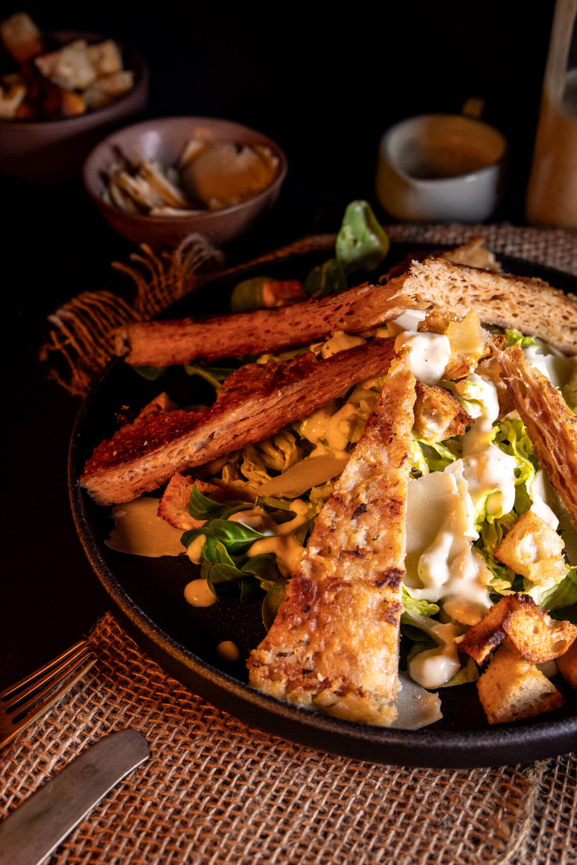 Veganer Caesar Salat – mit Chicken Strips & Caesar Dressing