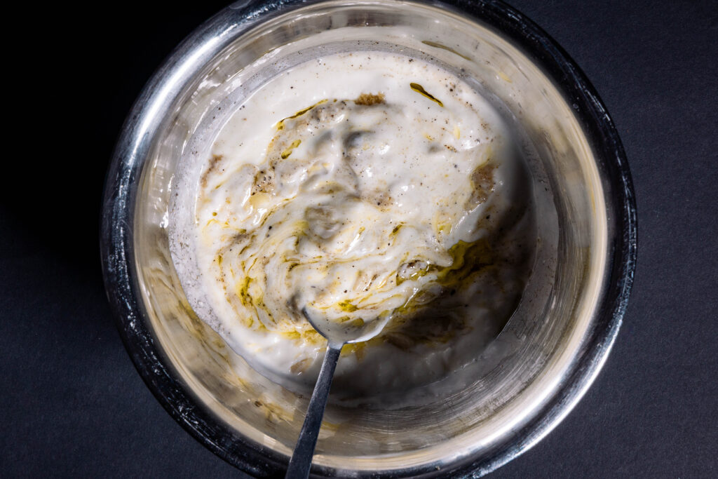 Ein Dressing wird in einer Schale angerührt.