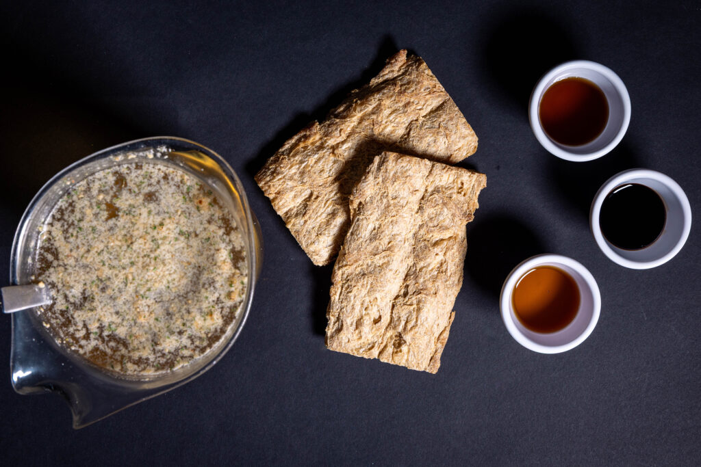 Alle Zutaten, die Du für das Vorbereiten der veganen Hähnchenstreifen benötigst.