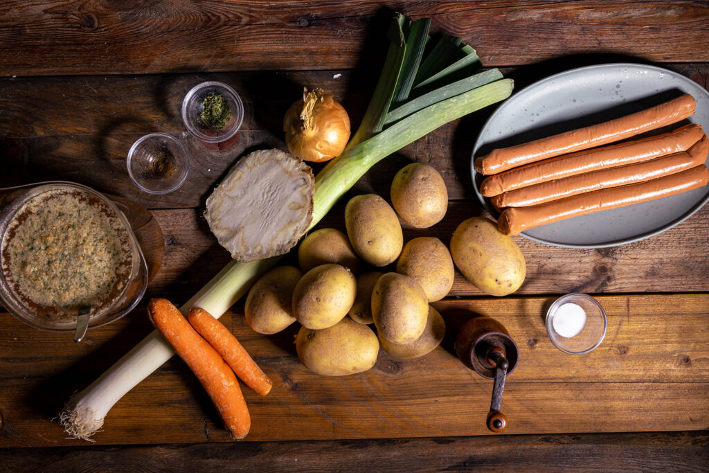 Alle Zutaten für die vegane Kartoffelsuppe.