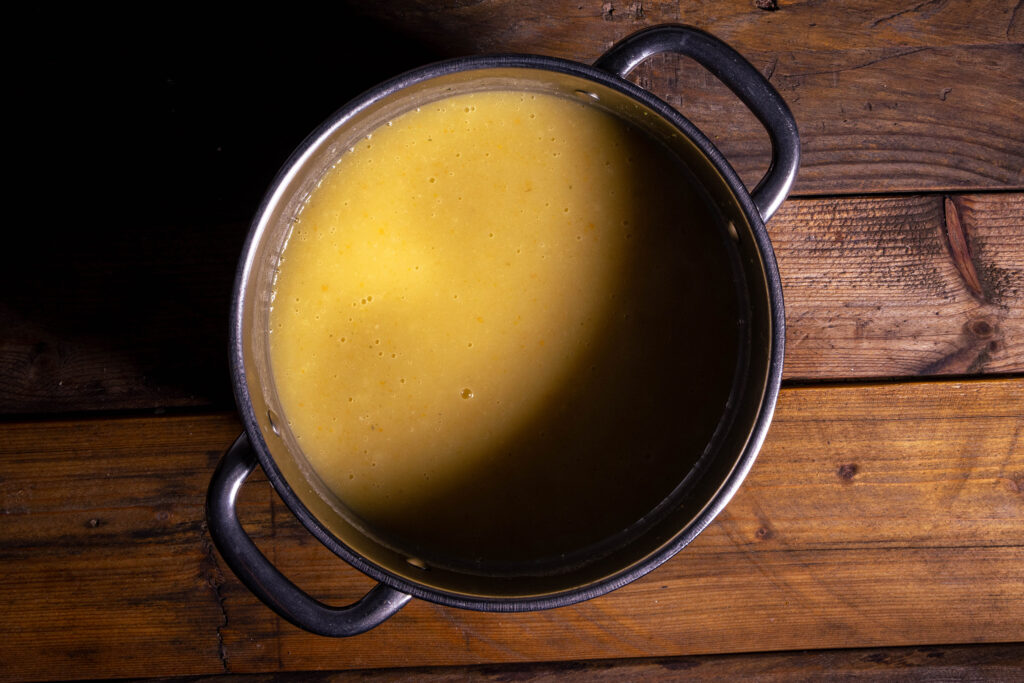 Eine pürierte Kartoffelsuppe wird in einem Kochtopf zubereitet.