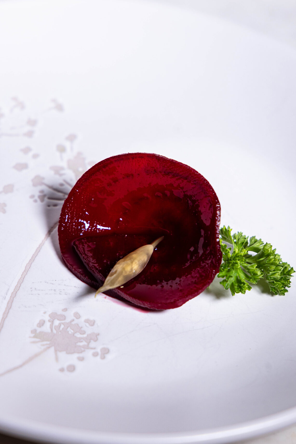 Süß fermentierte Rote Beete, eine Scheibe aufgerollt auf einem Teller